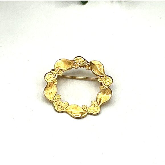 Vintage Gold Tone Wreath Brooch Pin - Picture 1 of 2
